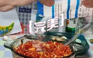 女生嫌食堂的辣酱不够辣，在寝室制作一罐超香辣椒酱