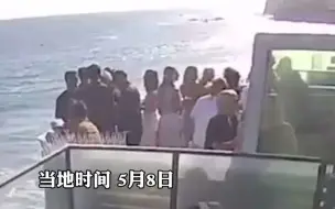 朋友聚会压跨阳台！美国一海滨阳台倒塌致2人重伤，原本只能容纳6人的小小房间却承受了十几人的重量！