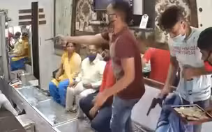 印度三男子进店先洗手消毒，下一秒变脸掏枪抢劫