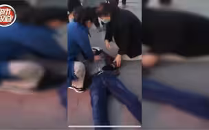 都市报道【男子街头突发心梗 护士下班路过跪地抢救：膝盖跪黑 手摁到发抖！】
