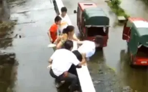 女孩走路突然发晕踉跄 头栽地坠向高坎下 妈妈神反应一把拽腿拉住