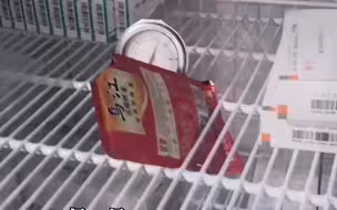 女子带宝宝打疫苗竟发现，卫生室内疫苗和吃剩的榨菜放同一冰箱 ！