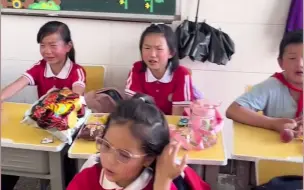 小学生拔河比赛输给隔壁班哭成一片，合唱《孤勇者》给自己打气