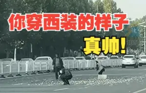 你穿西装的样子真帅！水果撒落一地 男子路过帮忙捡起……