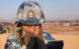 空降女兵首次跳伞后收到惊喜”大礼“ 捂脸狂叫眼角啜满幸福的泪花！