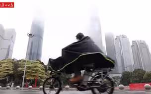 广州春雨持续下 珠江新城云雾缭绕