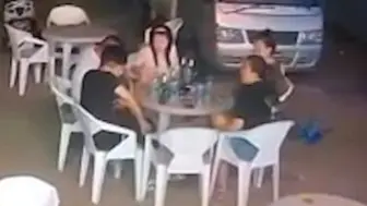 揪心！一辆小车冲进宵夜档，将就餐人员撞飞，目前伤亡不明