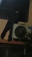 医生路过起火小区撬窗救2名幼童 幼童一句话令人泪目