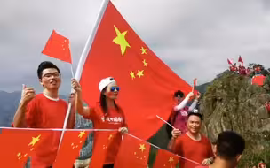 五星红旗在狮子山顶迎风飘扬