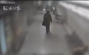 英国学生受极端思想煽动在地铁放置炸弹 全程被监控拍下