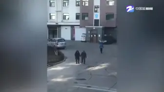 司机减速停车耐心等候老人