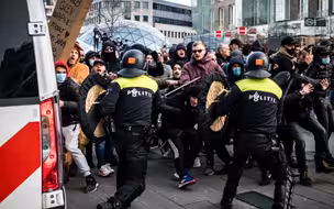 荷兰爆发大规模反封锁抗议：打砸抢烧不断 女子被水炮喷脸血流满面