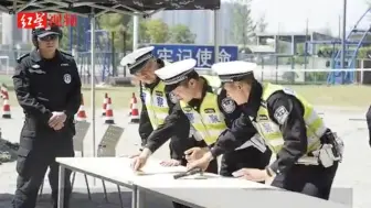 成都交警版“跑男”上演 “神抢手”“ 摩托车神”来了