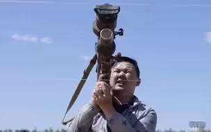 便携式地空导弹真的“便携”吗？亲自扛一下就知道了