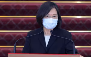 台湾小吃店老板当街下跪 求民进党“让疫苗进来”