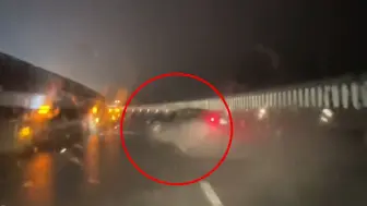 现场!暴雨中女子正拍摄闪电 前车突然失控180度漂移吓坏后车二人