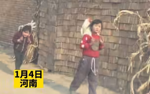 网友回村见女孩背着鸡玩，这就是童年该有的样子呀