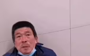 零下14度的石家庄，这里却是温暖的，山西大爷买完票后车站被封，滞留站内好心人送来热水