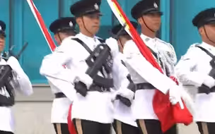 香港举行国庆升旗仪式：李家超出席升旗仪式，现场齐声高唱国歌