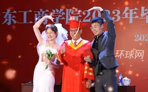 高校毕业典礼，情侣毕业生上演婚纱变装 ，校长秒变“证婚人”