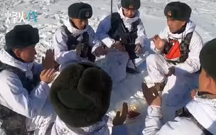 巡逻路上温情一幕！边防官兵冰天雪地为战友唱起生日快乐歌