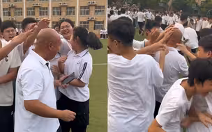 百余初三中考生集体摸老师光头 老师：每年传统项目，寓意考试不愁