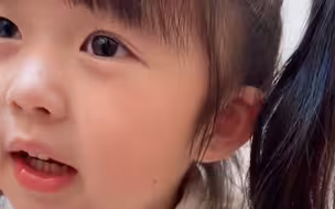 女儿拜年回家后，用积攒的零花钱给家人包红包，网友：她真的好像小天使呀！