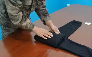 兵哥哥教你这样叠衣服更省空间