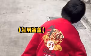 男孩跟女生出去玩被人抓拍，“那是我的女同学”