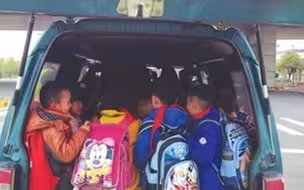 超员5人“黑校车”被查，交警怒斥司机：你拿孩子生命开玩笑呢