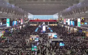 9月27日是铁路国庆黄金周 首日，长三角铁路预计发送旅客逾250万人次！较2019年同期增幅超三成。铁路部门动态优化调整列车开行方案，增加热门方向运能席位。