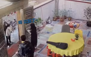 男生第一次带女友回家准备给妈妈惊喜 监控记录见面瞬间可爱一幕