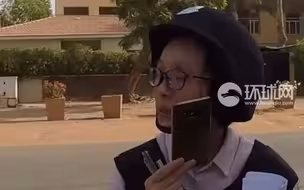 苏丹撤侨现场 中国女外交官穿防弹衣戴头盔组织撤侨