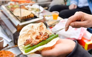 淄博烧烤火了 小饼裹串夹小葱真就那么上头？
