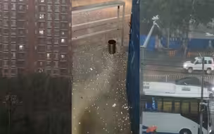 实拍北京暴雨雷声轰鸣 冰雹砸地噼啪作响 部分路段出现积水