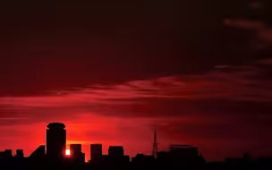 红日映深秋，红霞添暖意