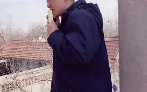 男子打电话时媳妇递来甘蔗 仔细剥皮后 随后一动作网友酸了