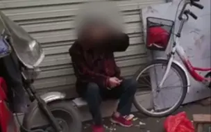 摆摊老婆婆收到百元假币 边哭边气得浑身发抖 好心人送钱送验钞笔