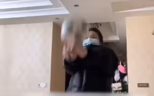 女生在家拍视频交颠排球作业，颠球的时候一卡一卡的，网友：她是懂剪辑的。
