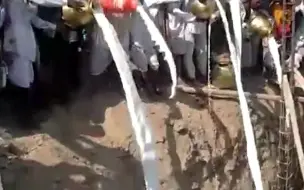 印度信徒祭祀典礼上倾倒万升奶制品：“比起神的护佑，这根本算不上浪费...”
