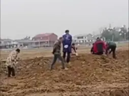 湖南一农田挖出大量铜钱 文保部门：专家正进行保护性发掘