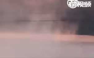 如仙境般梦幻，北京朝阳初升，河水之上白雾缭绕