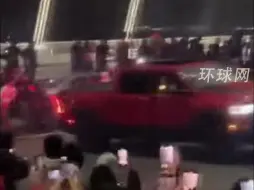 美国加州奥克兰市夜晚一片混乱：枪声从四面八方响起，有人当街飙车漂移将人群成片掀翻。当地居民：案发时警方全程不在场