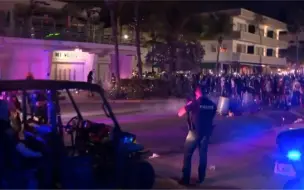 混乱！美国迈阿密海滩宵禁首晚 警方发射胡椒弹强制驱散人群