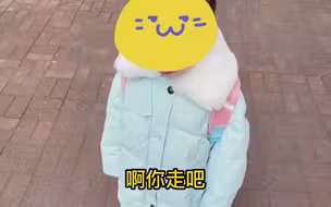 大热天萌娃非要穿棉袄，妈妈咋说也不听，网友：这才是完整的童年