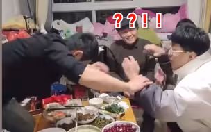 男生一进门滑跪式给长辈拜年，下一秒拿起剪刀，舅舅愣住了......网友：这舅舅的压岁钱得多包点~