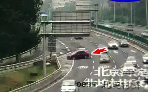 司机行驶不计后果 红色小客连续向外并线被撞