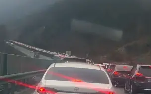 高速公路开启返程高峰 实拍多路段车辆拥堵缓行，尾灯连成一条红线