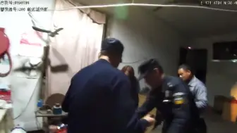 寒夜暖心！八旬老人外出迷路，温岭民警脱衣暖人