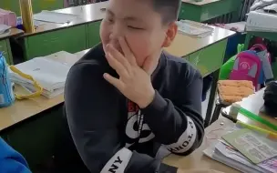 老师问学生哪科成绩好，男生乐观回答自己心态好，同桌回答亮了！